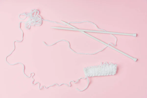 Flat Lay White Yarn Knitting Neeldes Pink Backdrop — Stock Photo, Image