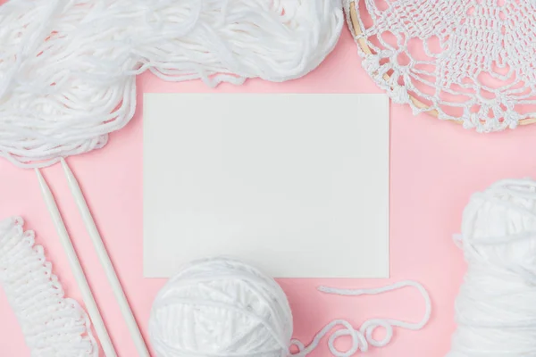 Flat lay with white yarn, knitting needles and blank paper on pink background — Stock Image Flat Lay White Yarn Knitting Needles Blank Paper Pink Background Stock Image