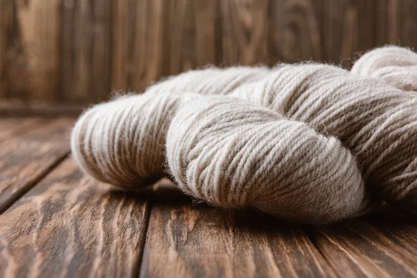 Close View White Yarn Knitting Wooden Surface — Free Stock Photo