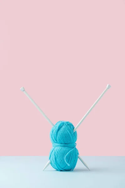 Vue Rapprochée Fil Bleu Griffe Aiguilles Tricoter Sur Fond Rose — Photo