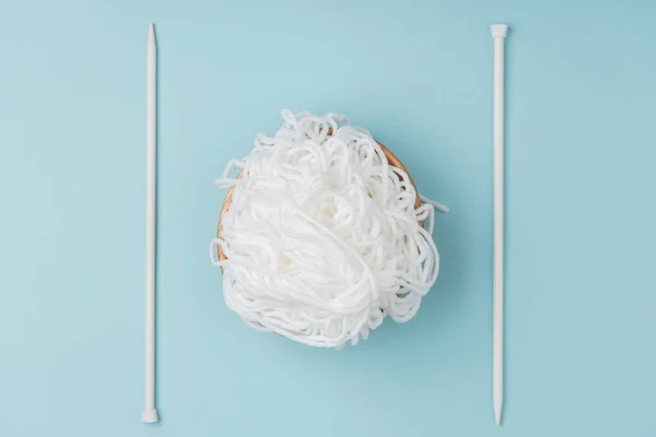 Top View White Yarn Bowl Knitting Needles Blue Backdrop — Stock Photo, Image