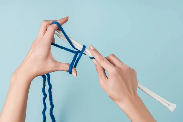 Vue Partielle Femme Avec Fil Bleu Aiguilles Tricoter Blanches Tricotant — Photo gratuite