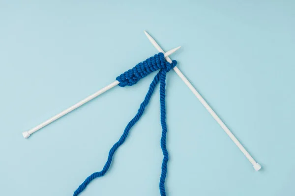 Top View Blue Yarn White Knitting Needles Blue Background — Stock Photo, Image