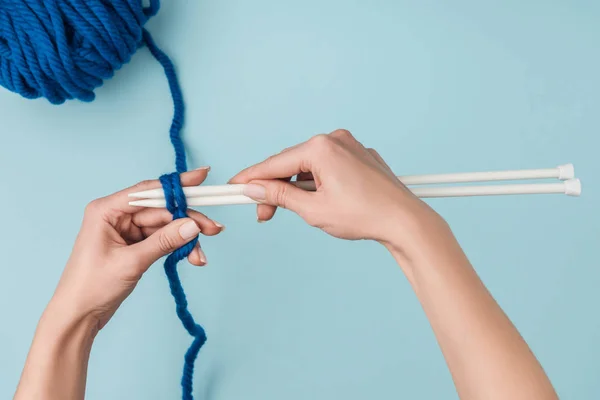 Gedeeltelijke Weergave Van Vrouw Met Het Blauwe Garen Witte Breinaalden — Stockfoto