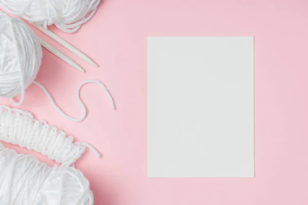 Flat lay with white yarn, knitting needles and blank paper on pink background — Stock Image Flat Lay White Yarn Knitting Needles Blank Paper Pink Background Stock Picture