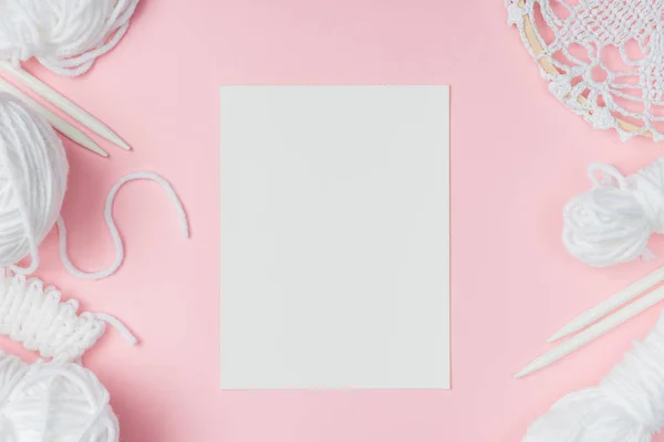 Flat lay with white yarn, knitting needles and blank paper on pink background — Stock Image Flat Lay White Yarn Knitting Needles Blank Paper Pink Background Stock Picture