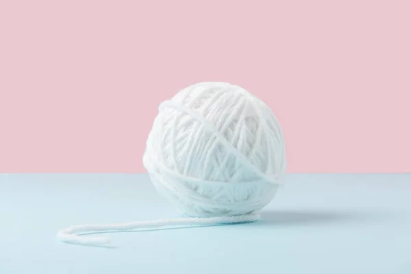 Close up view of white yarn ball on blue and pink background — Stock Image Close View White Yarn Ball Blue Pink Background Royalty Free Stock Photos