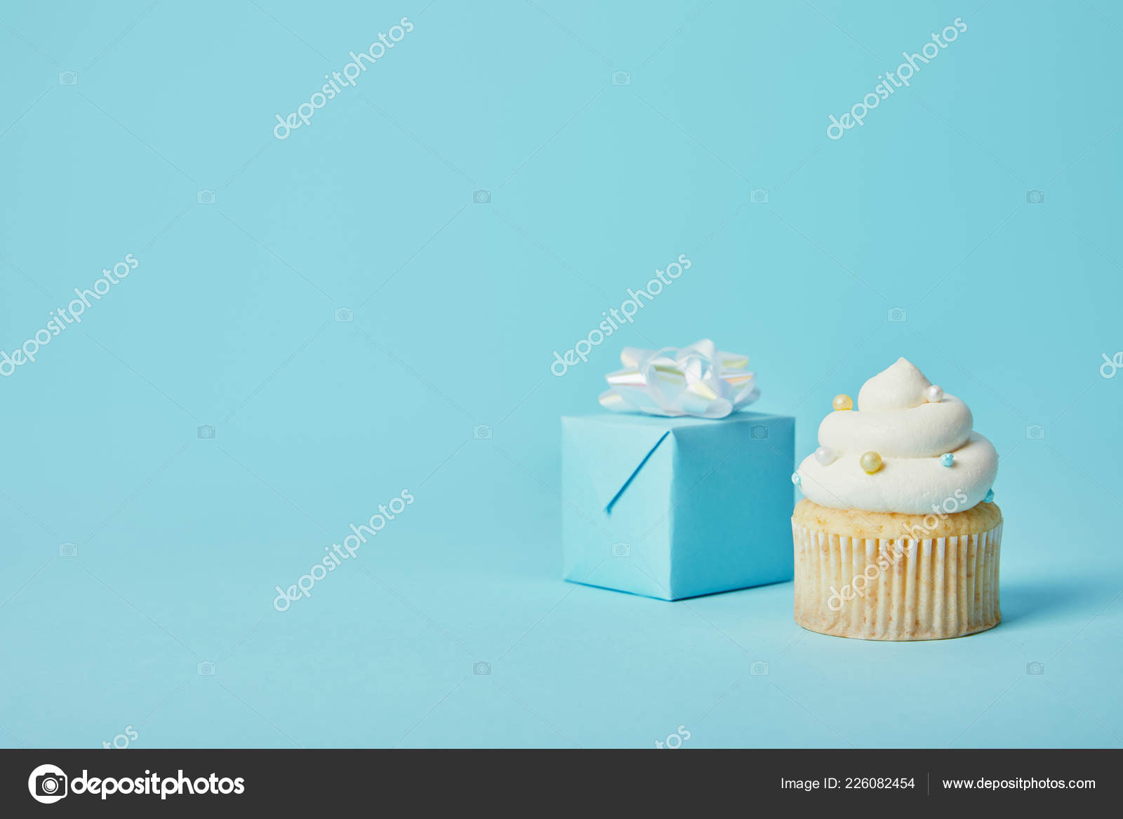 Caja Regalo Con Lazo Blanco Delicioso Cupcake Sobre Fondo - 