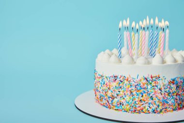 Lezzetli Doğum günü pastası ile mavi arka plan aydınlatma mum