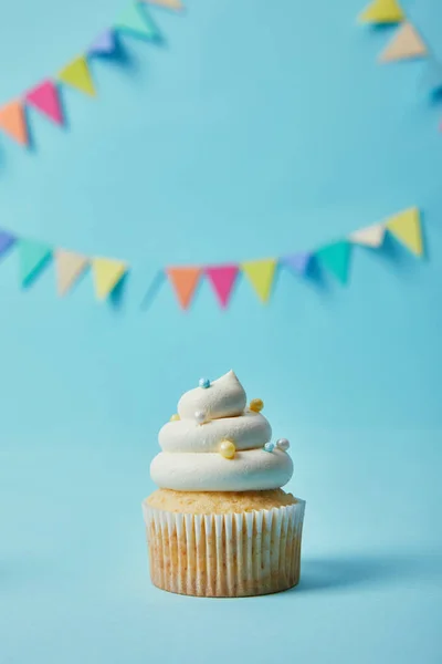 Delizioso Cupcake Con Zuccherini Sfondo Blu Con Zigrinatura — Foto Stock