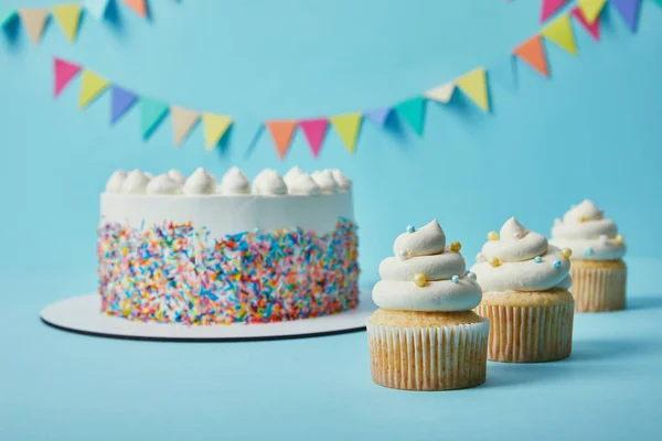 Deliciosos Cupcakes Pasteles Con Azúcar Espolvorea Sobre Fondo Azul Con — Foto de Stock