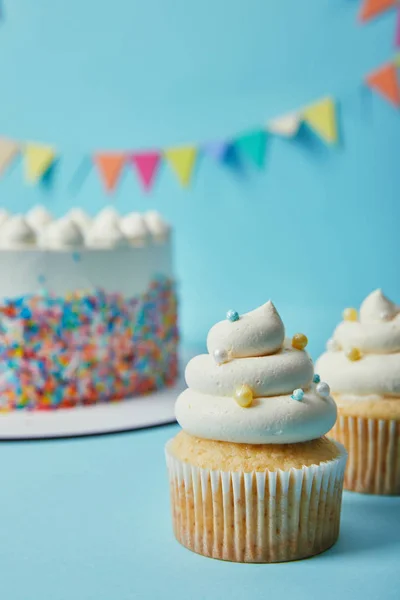 Delizioso Cupcake Con Zuccherino Spruzza Sfondo Blu Con Torta Bunting — Foto Stock