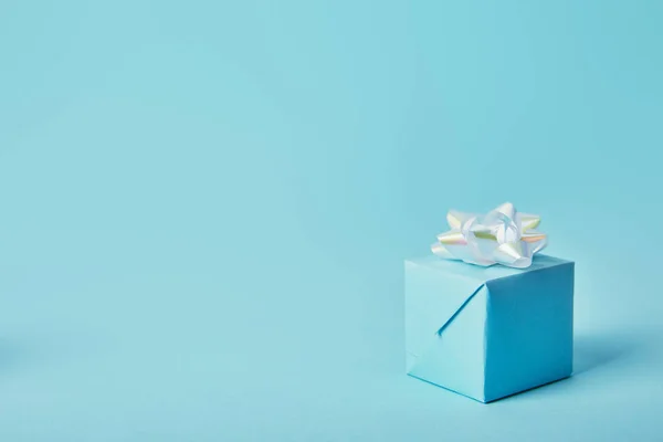 Gift Box White Bow Blue Background — Stock Photo, Image