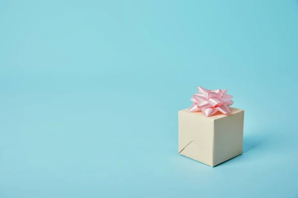 Caja Regalo Con Lazo Rosa Sobre Fondo Azul — Foto de Stock