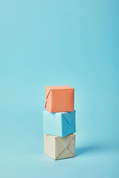Färgglada Presentförpackning Blå Bakgrund — Stockfoto