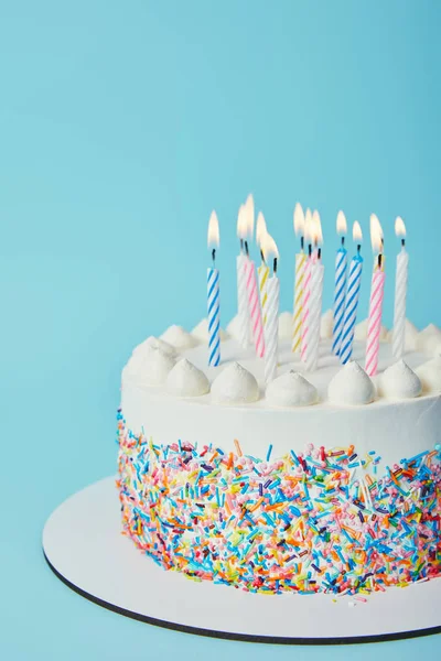 Geburtstagstorte Mit Brennenden Kerzen Auf Blauem Hintergrund — Stockfoto