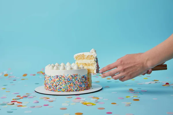 Vue Partielle Femme Prenant Morceau Délicieux Gâteau Sur Fond Bleu — Photo