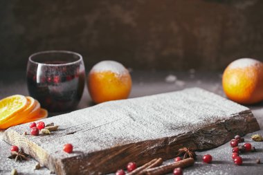 kızılcık ve mutfakta masada pudra şekeri ile Yönetim Kurulu ile ev yapımı mulled şarap
