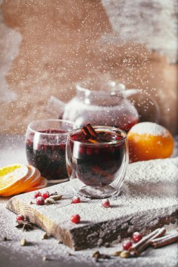 Pudra şekeri ev yapımı şarap mulled iki bardak kızılcık mutfakta masada ile düşüyor