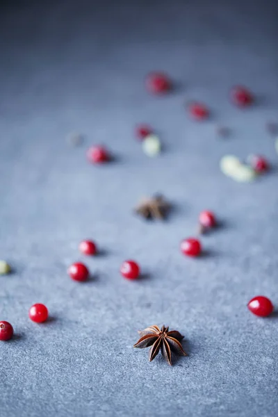 Cranberries Espalhadas Cravo Mesa Cozinha — Fotografia de Stock Grátis