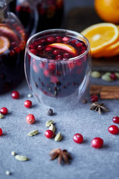 在厨房的桌子上用红莓和橘子关闭美味的自制的酒 — 免费的图库照片