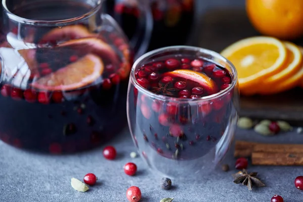 Primer Plano Vino Caliente Casero Con Arándanos Naranjas Mesa Cocina — Foto de stock gratis