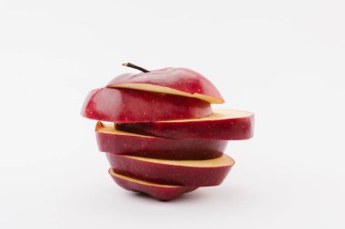 Beyaz arka plan üzerinde taze dilimlenmiş kırmızı lezzetli elma