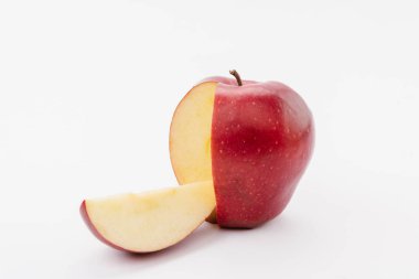 Beyaz arka plan üzerinde büyük kırmızı lezzetli elma kesmek