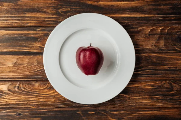 Top View White Plate Red Delicious Apple Wooden Table — Stock Photo, Image