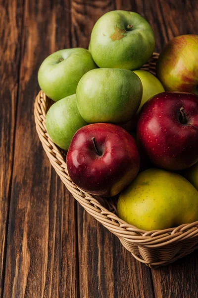 Wicker Basket Tasty Multicolored Apples Wooden Table — Free Stock Photo