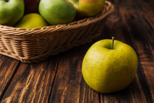 Goldener Köstlicher Apfel Mit Obstkorb Hintergrund — Stockfoto