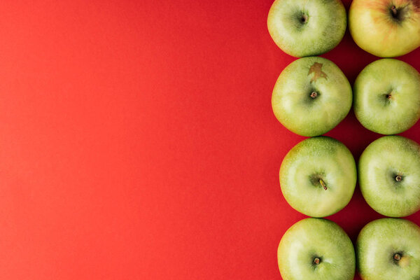 Top view of rows of ripe large green apples on red background — Stock Image Top View Rows Ripe Large Green Apples Red Background Royalty Free Stock Photos