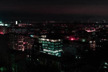 Işıklı windows ile gece karanlık cityscape