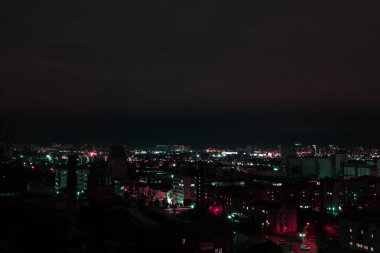 çok renkli ışıklı windows ile gece karanlık cityscape