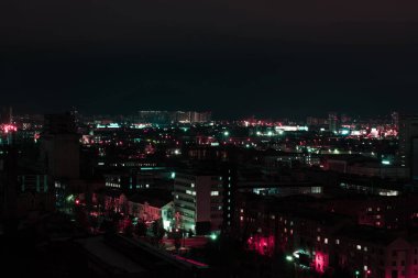 binalar ve çok renkli ışıkları ile gece karanlık cityscape