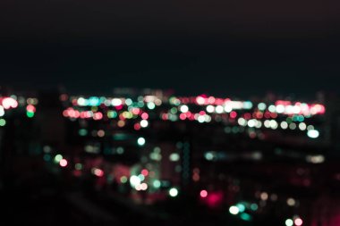 Geceleri parlak bokeh ışıklı ufuk koyu arka plan 