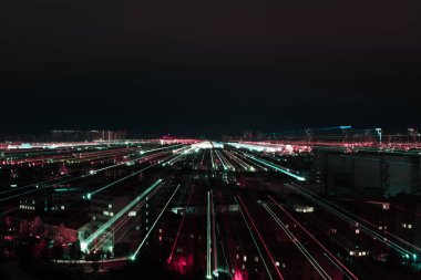 gece cityscape bulanık renkli aydınlatma ile