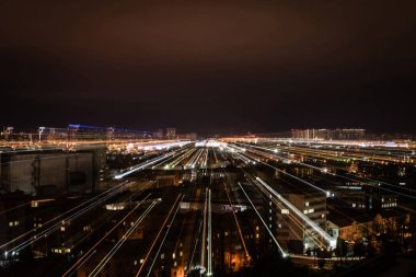 gece cityscape bulanık parlak aydınlatma ile