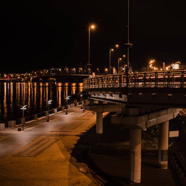 Işıklı Caddesi ve gece parlak ışıklar ile Köprü