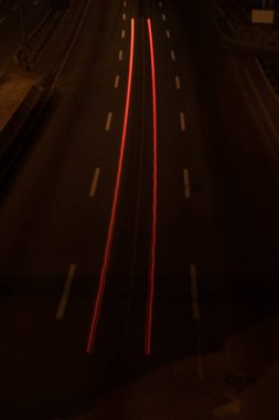 yol ve parlak ışıklar gece uzun pozlama
