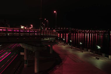 yol ve köprü gece renkli aydınlatma ile uzun pozlama