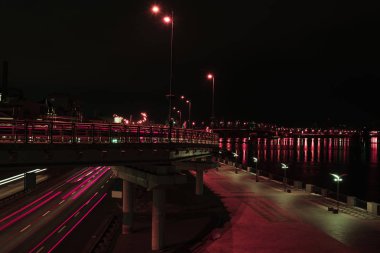 yol ve köprü gece aydınlatma ile uzun pozlama