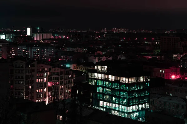 Nocna Panorama Kolorowe Podświetlane Budynki — Darmowe zdjęcie stockowe