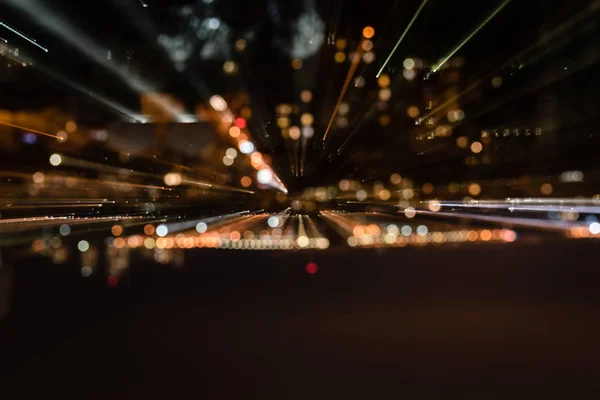 城市景观与模糊明亮的照明从窗户在夜间 — 图库照片
