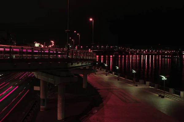 Longue Exposition Route Pont Avec Éclairage Coloré Nuit — Photo