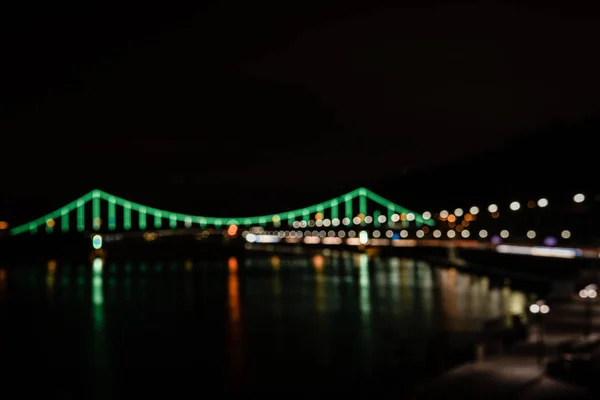 Освещенный Мост Размытыми Боке Огнями Ночью — стоковое фото