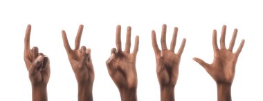 Afrika kökenli Amerikalı adam beyaz izole elleriyle numaraları gösterilen kolaj