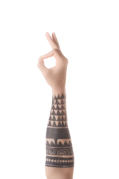Частичный Вид Татуированного Человека Показывающего Знак Изолирован Белом — Бесплатное стоковое фото