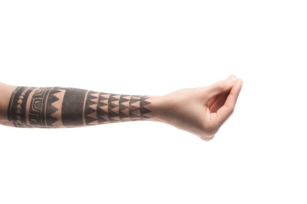 обрезанный вид татуированного человека, жестикулирующего рукой и просящего что-то изолированное на белом
