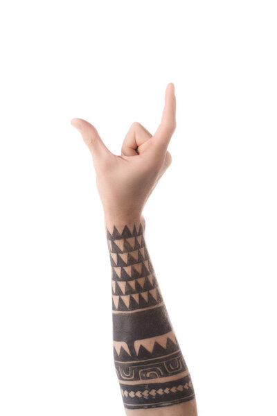 обрезанный вид татуированной руки мужчины показывая размер жеста с рукой, изолированной на белом
